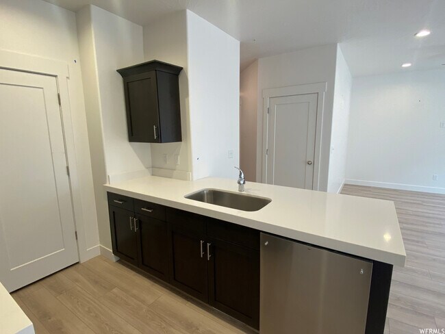 Building Photo - 7271 N Silver Spring Way
