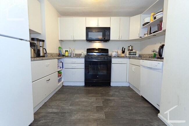 Foto del edificio - 9/1 Huge 5BR/3BA townhouse in Allston near BU, B line