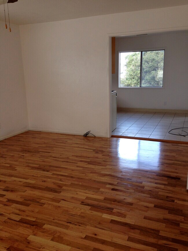 Building Photo - 1073 Elm Ave