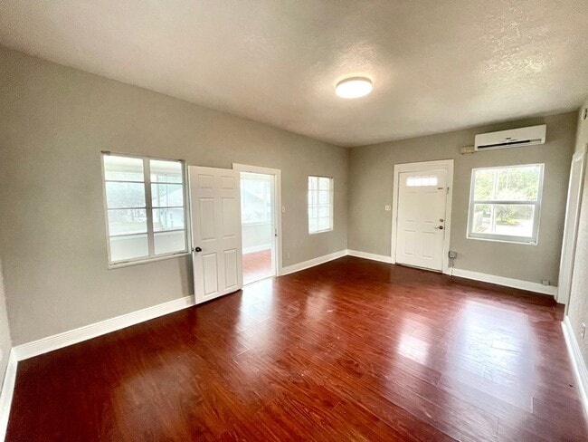 Building Photo - Nice 1 Bed 1 Bath Second Floor Orlando Ren...