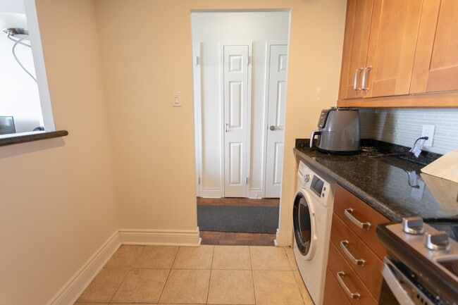 Building Photo - 5949-5949 Yonge St