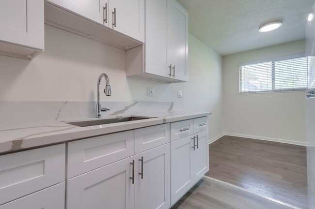 Interior Photo - 3528 W Adams Blvd (B)