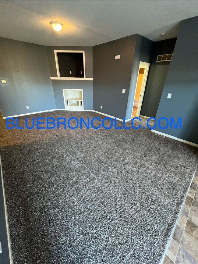 Foto del edificio - Brand new flooring in the spacious unit wi...