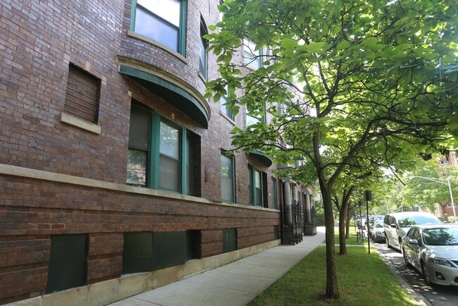 Building Photo - 1315 W Leland Ave