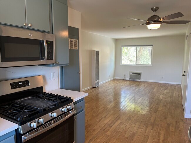 Building Photo - 420 Hardison Way