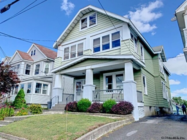 Building Photo - 19 MENAND Rd