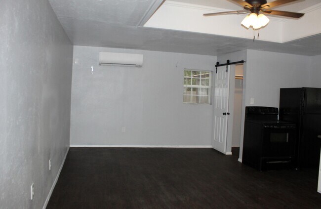 Foto del edificio - STUDIO GARAGE APARTMENT, ALL BILLS PAID