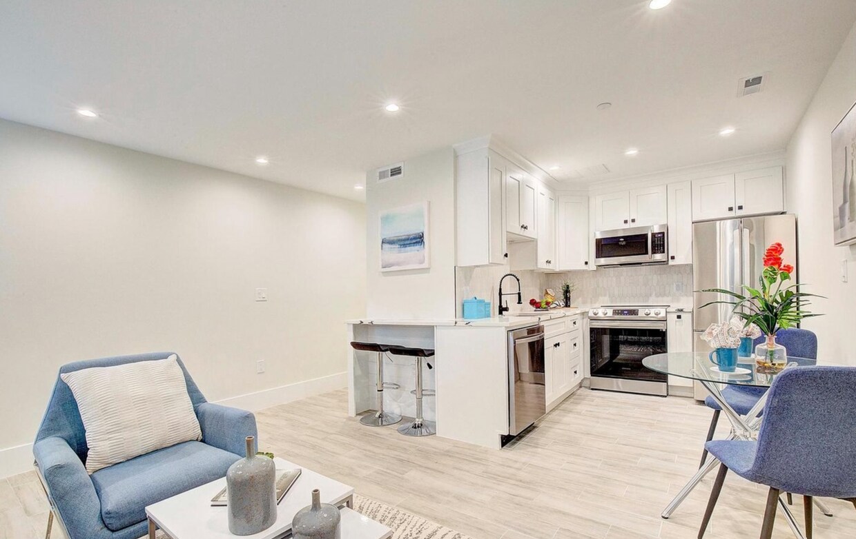Primary Photo - Newly Renovated 2 BR/1 BA Apartment in Par...