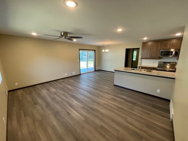 Building Photo - 2213 Melanie Ln