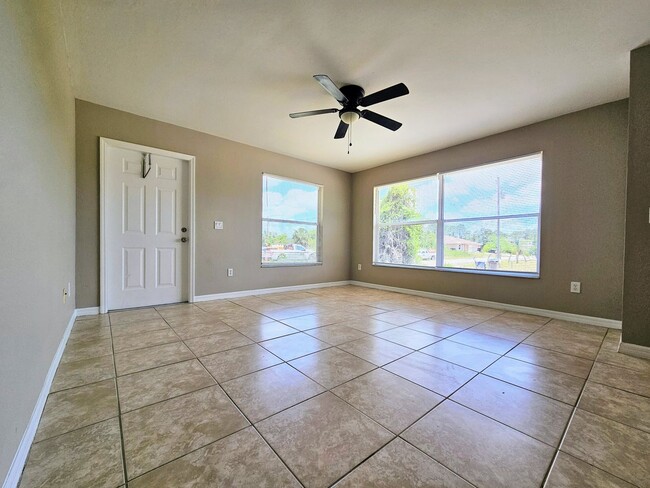 Foto del edificio - Charming 3-bedrooms and 2 baths, tiled thr...