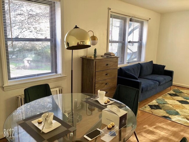 Building Photo - 418 Main St