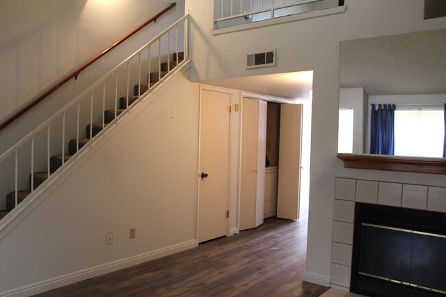Building Photo - One Bedroom for Rent Southwest Bakersfield Gated Community