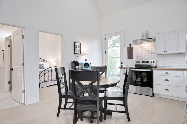 Foto del edificio - Fully furnished rental home in the heart o...