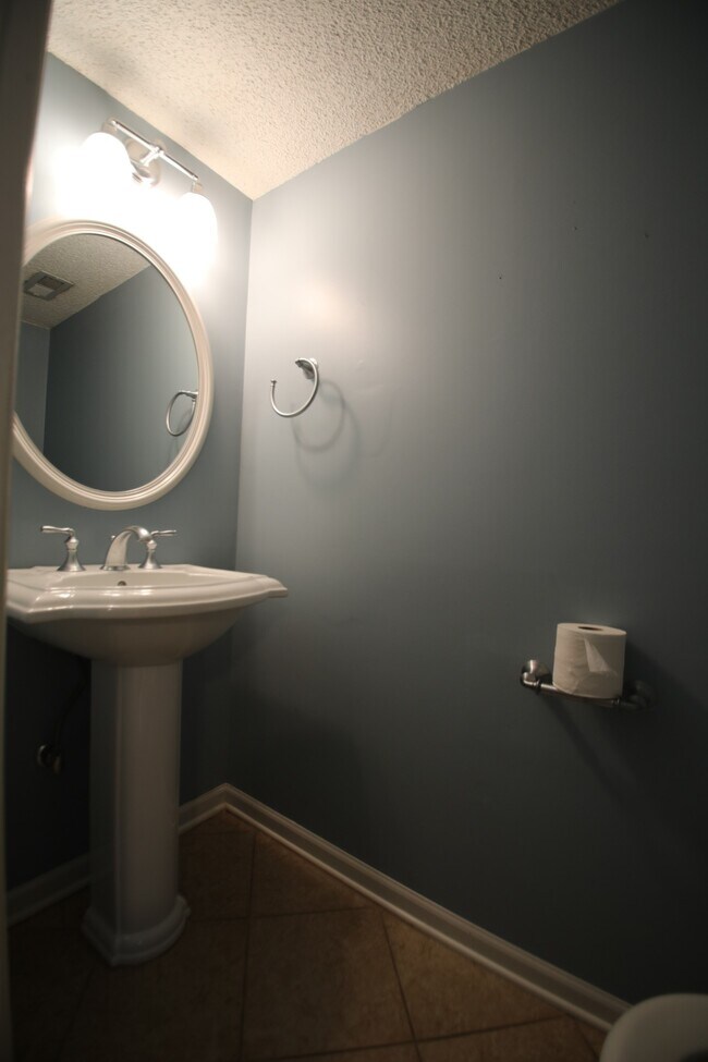 Building Photo - 5870 Brentwood Trace