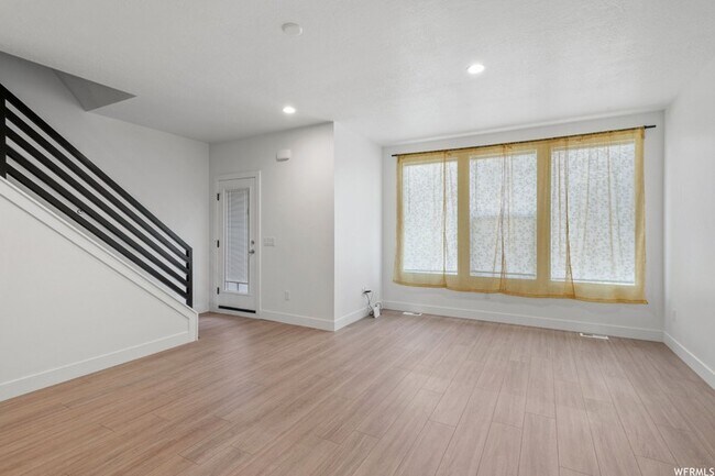 Building Photo - 120 E Abbeville Ct