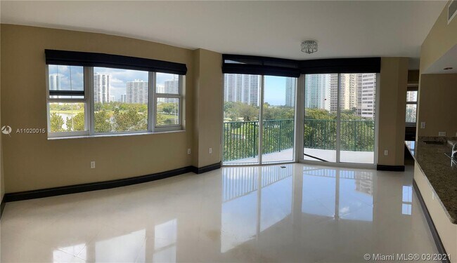 Foto del edificio - 20000 E Country Club Dr