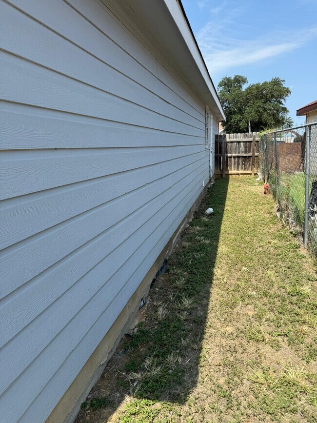 Building Photo - 1503 Eisenhower Dr
