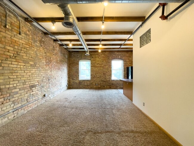 Building Photo - 2115 Como Avenue