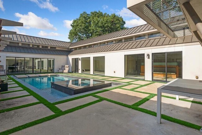 Foto del edificio - 2402 Addison Rd