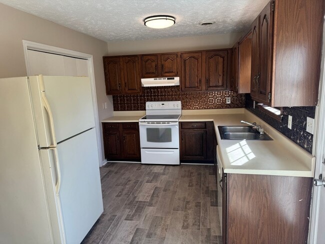 Building Photo - Newly Renovated 2 Bedroom 1.5 Bath Condo located in Elizabethton, TN