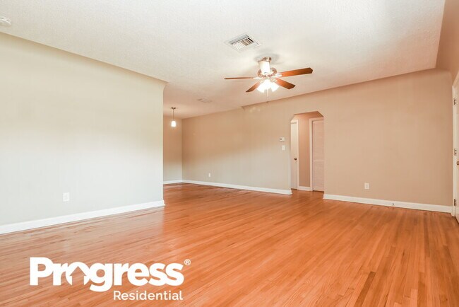 Building Photo - 2124 NE Coachman Rd
