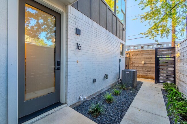 Foto del edificio - Stunning Modern Townhomes Newer Construction :: Henderson & Greenville Ave area