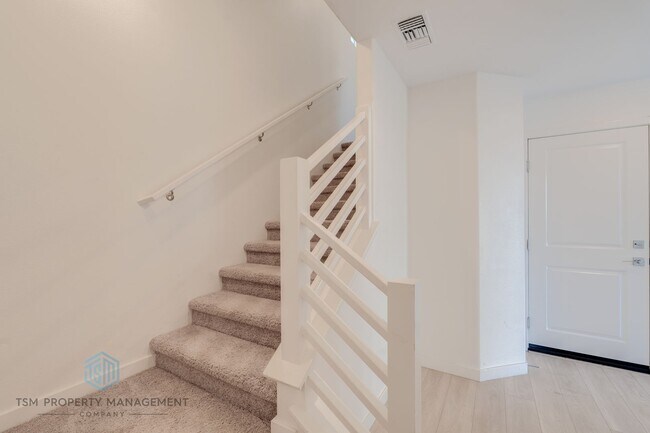 Foto del edificio - 4 Bed 3.5 Bath Detached House in South El Monte!
