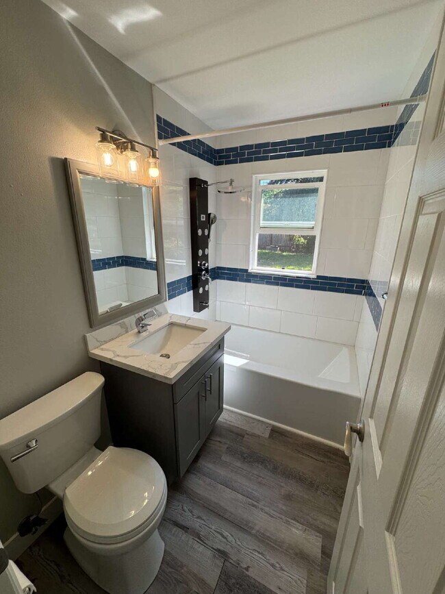 Building Photo - Beautifully Renovated 2 Bedroom House With...