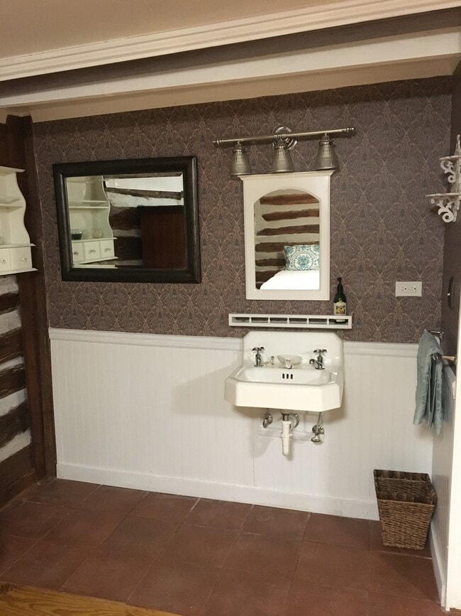 Upstairs bedrooms have private sinks! - 4949 Buena Vista Pike