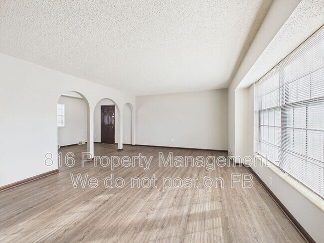 Building Photo - 3929 S Carriage Ln