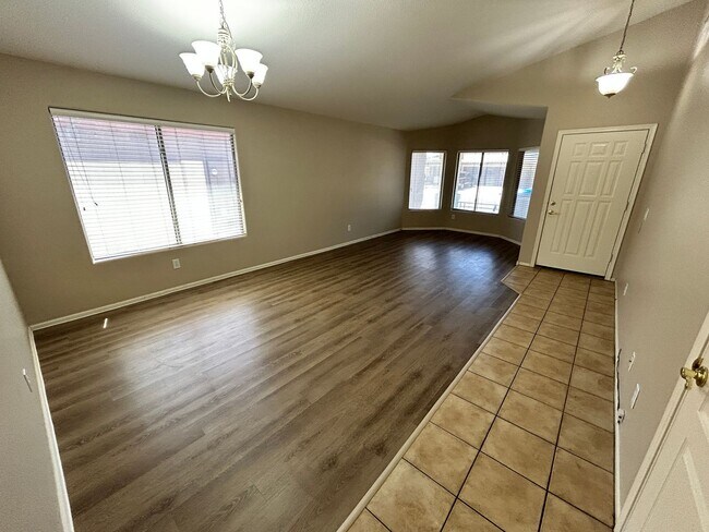 Foto del edificio - Warm, Inviting 3 Bed / 2bath Home in Canyon Trails with new updated and Flooring!!!
