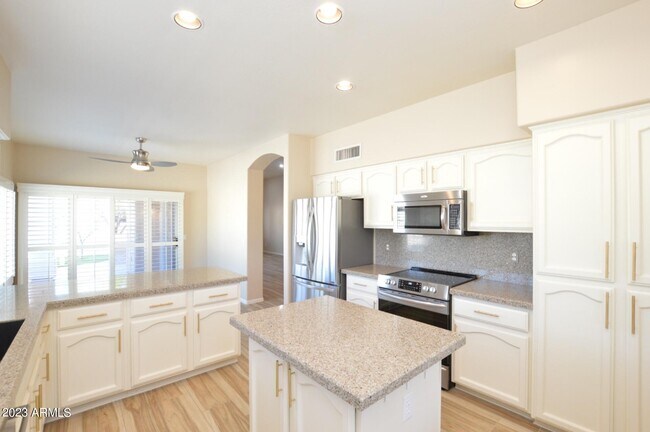 Building Photo - 4753 E Eden Dr