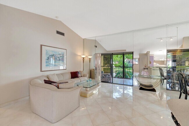 Foto del edificio - 10592 Tropic Palm Ave
