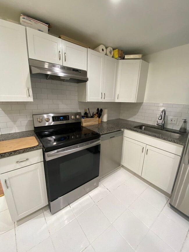 Photo - Cute & Cozy Two Bedroom in Westwood! House