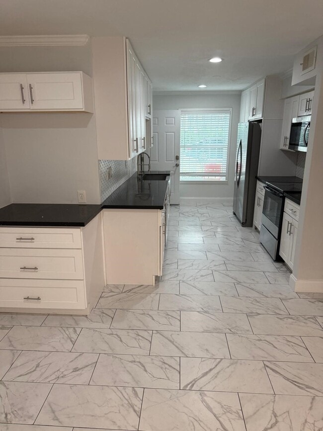 Foto del edificio - 7600 Burgoyne Rd