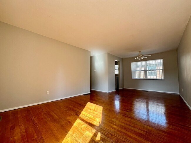 Foto del edificio - 7022 Jamieson Ave