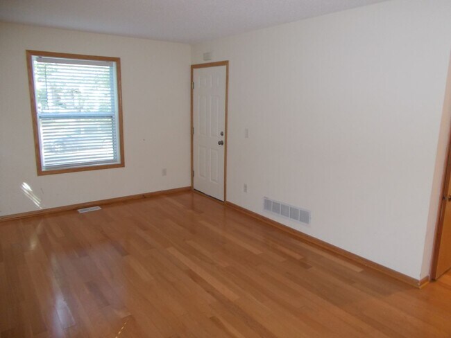 Building Photo - Spacious 3 Bed 1 Bath House