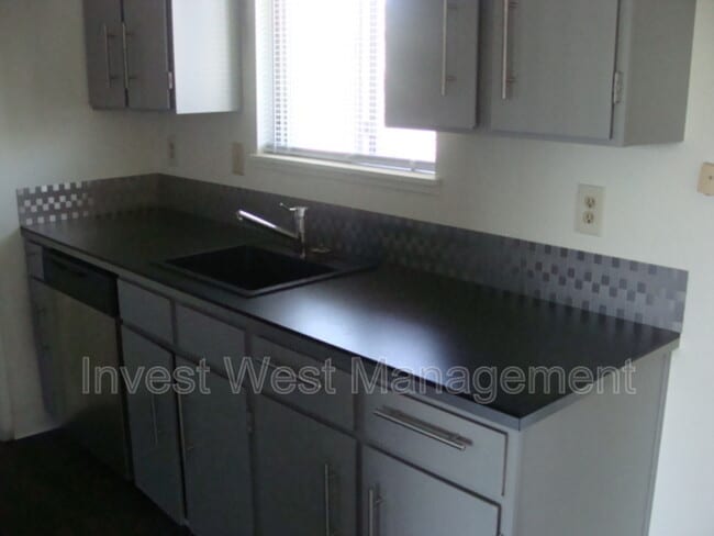 Building Photo - 415 NE 104th Ave