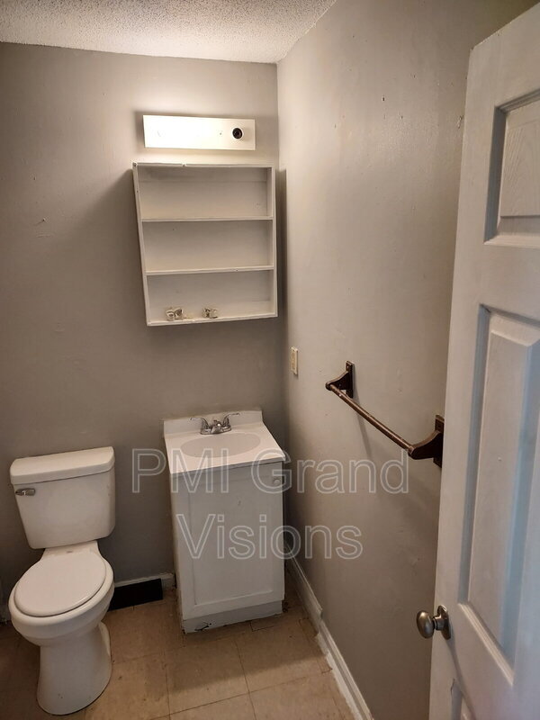 Building Photo - 1624 N Water St