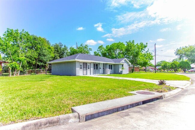 Building Photo - 5739 Waterford Dr