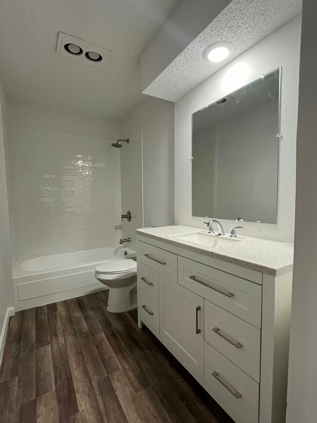 Building Photo - 6862 S Creek Dr