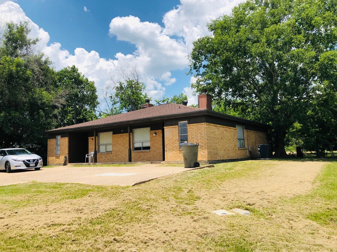 Primary Photo - 2405 Long Dr