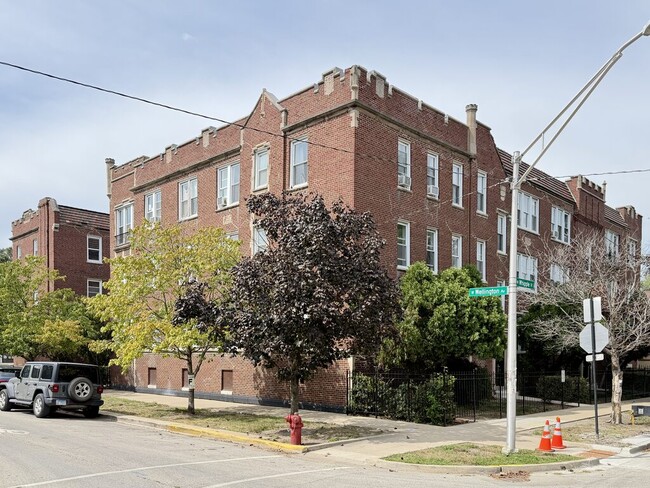 Building Photo - 3040 W Wellington Ave