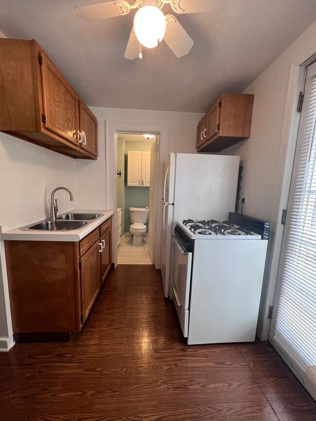 Foto del edificio - Richmond Park Neighborhood 2 bedroom lower...