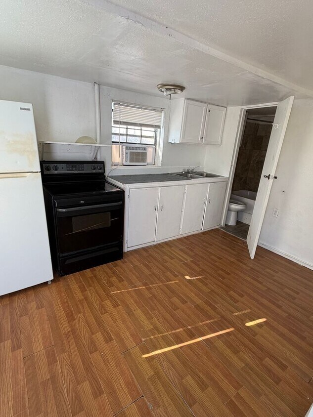 Building Photo - 1907 S H St