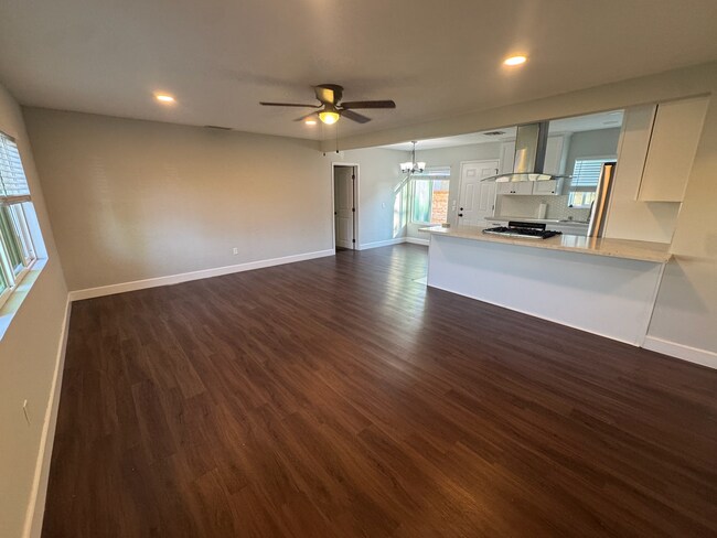 Sala de estar desde la puerta de entrada - 8043 Roy St