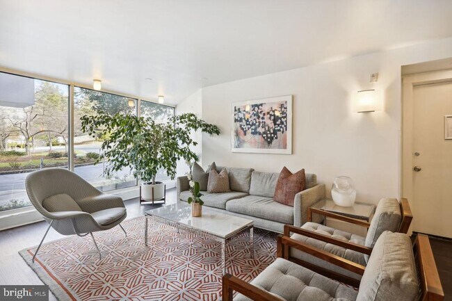 Foto del edificio - 4000 Tunlaw Rd NW