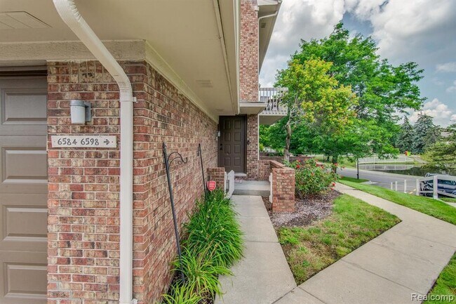 Building Photo - 6598 Maple Lakes Dr