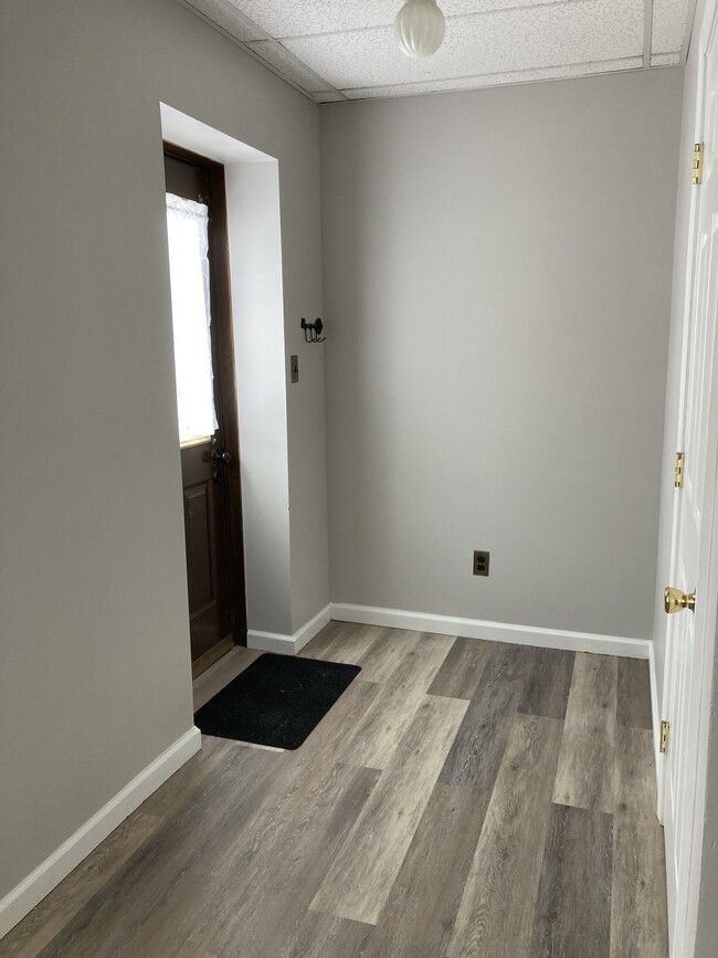 Building Photo - 6 Coolview Ln