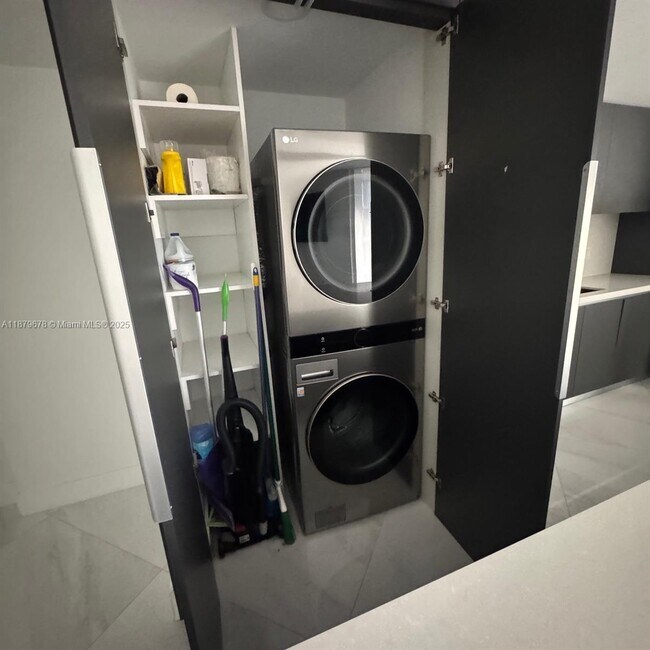 Foto del edificio - 19355 Turnberry Way